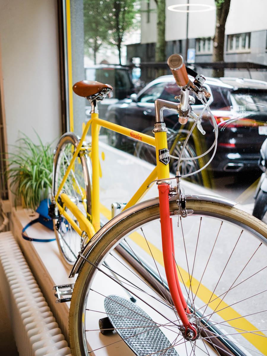 Gelbes Sinalco Fahrrad im WEBKINDER Schaufenster