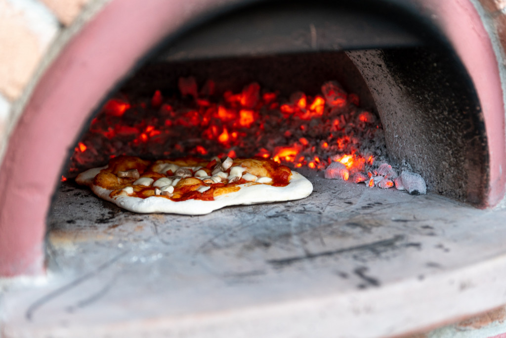 Die erste Pizza im Ofen