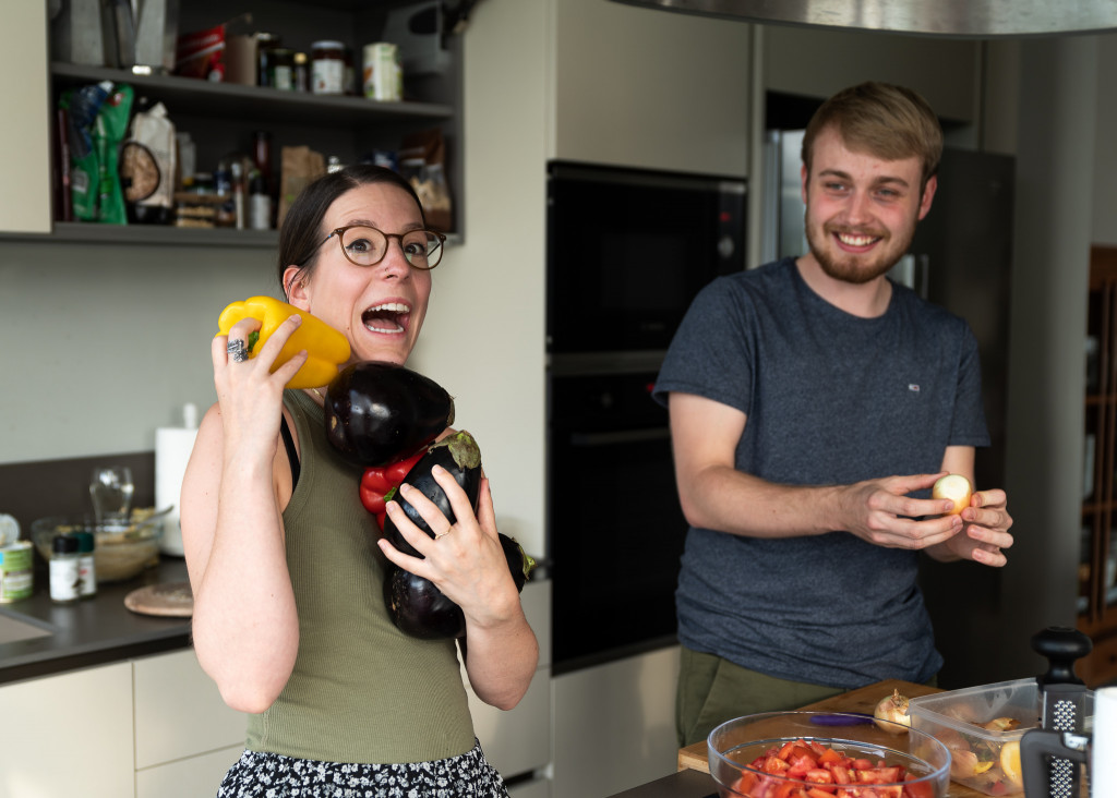 Tamara und Raphael bereiten ein Ratatouille vor.