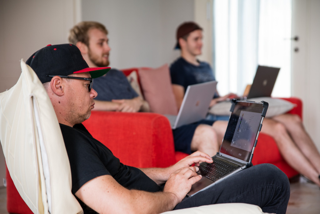 Rasti, Raphael und Marco auf dem Sofa am arbeiten