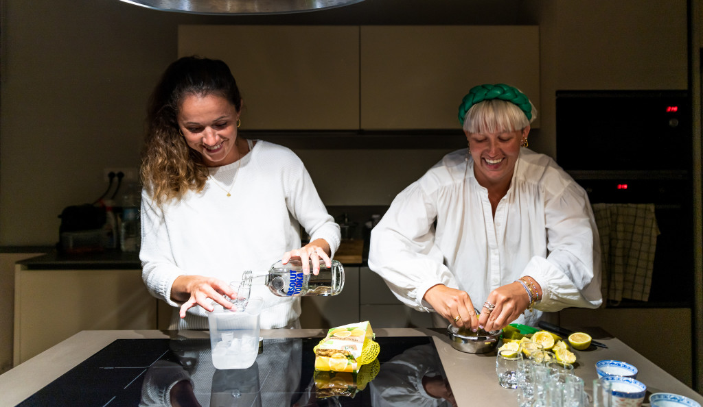 Anna und Corina gönnen sich einen Drink