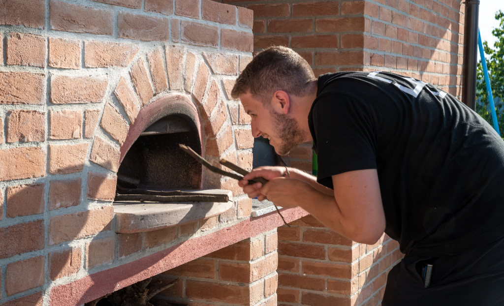 Silvan heizt den Pizzaofen ein