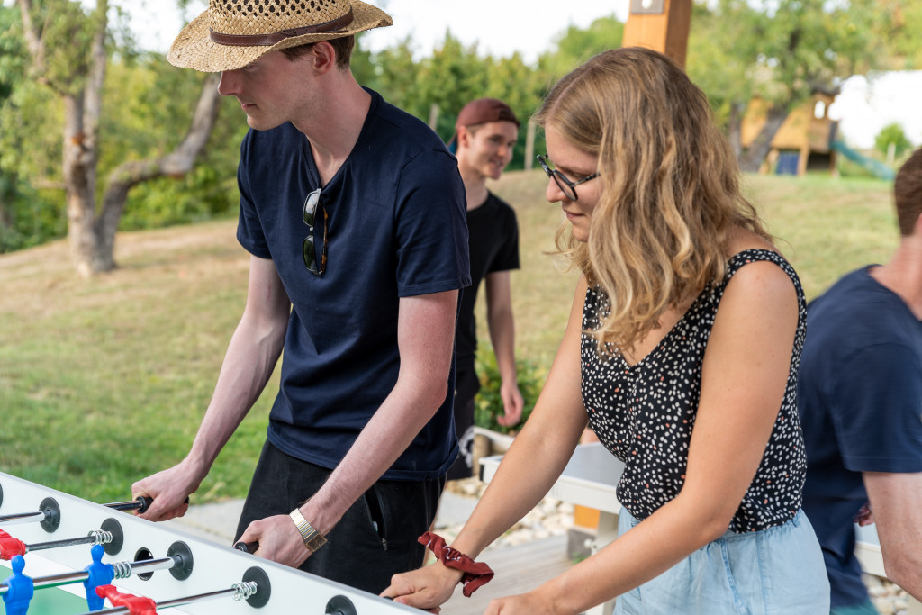 Anja und Euki spielen Tischfussball