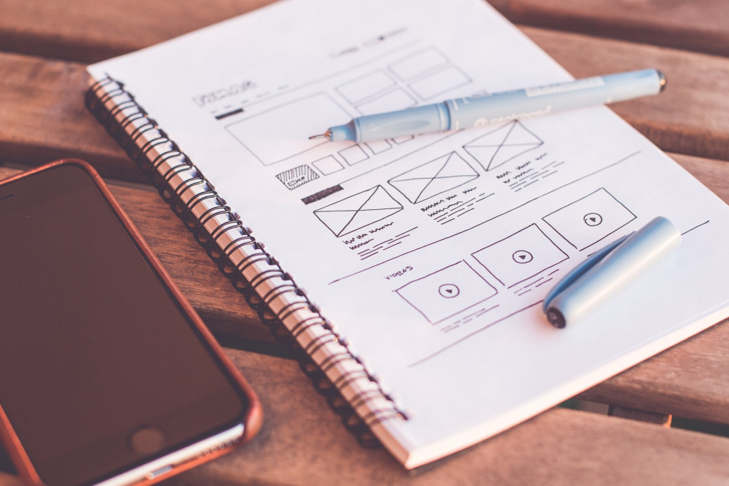Ein Webdesign Wireframe in einem Sketchbook